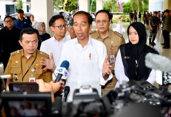 Presiden Joko Widodo saat memberikan keterangan pers usai mencek pelayan kesehatan di RSUD Sultan Thaha Syaifuddin Jambi, Rabu (3/4)