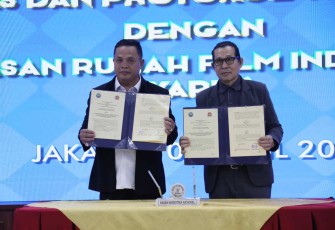 Kabiro Humas dan Protokol BNN RI Sulistyo Pudjo Hartono bersama Direktur YARFI Hevizon Yulis di Jakarta, Rabu (3/4)