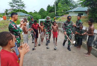 Kegembiraan anak-anak Papua bermain mainan tradisional 