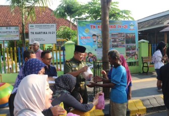 Dandim 0803/Madiun Letkol Inf Meina Helmi bagikan takjil gratis