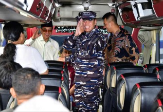 Kasal Laksamana TNI Muhammad Ali saat melepas mudik gratis bersama TNI AL di Jakarta, Jum'at (5/4)