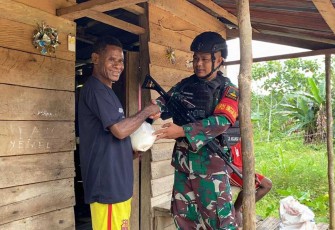 Bagikan sembako warga kampung Unggalom