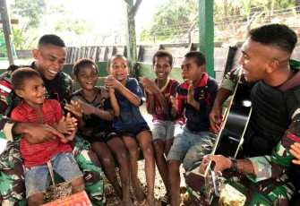 Bernyanyi bersama anak-anak kampung Somografi, Sabtu (6/4)