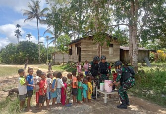Kegembiraan anak-anak antri minum susu