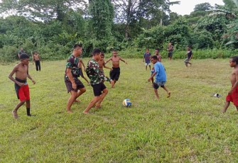 Bermain sepakbola bersama anak-anak kampung Bompay
