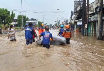 Kondisi banjir yang melanda Kota Pasuruan, Jawa Timur, Selasa (9/4)