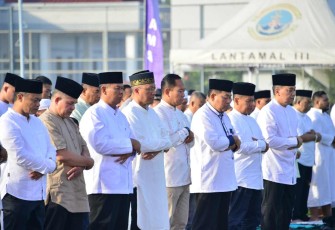 Sholat idul Fitri di Lapangan Kolat Koarmada 1 Komplek Kodamar Kelapa Gading, Jakarta, Rabu (10/4)
