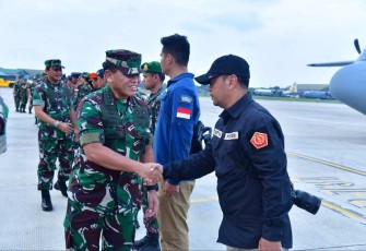 Kasal Laksamana TNI Muhammad Ali saat menyambut crew misi kemanusiaan konflik Gaza di Jakarta 