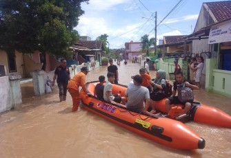 Tim gabungan evakuasi warga terdampak banjir, Jumat (12/4)