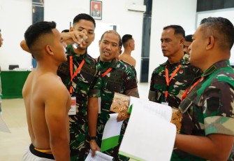 Danrem 023/KS Kolonel Inf Lukman Hakim saat menilai kesehatan Cata PK TNI AD, Rabu (17/4)  