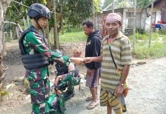 Pengobatan keliling satgas Yonif 310/KK