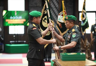 Kasad Jenderal TNI Maruli Simanjuntak melantik Mayjen TNI Haryanto sebagai Pangdam Kasuari di Jakarta, Jum'at 19/4)