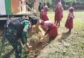 Bersihkan lingkungan sekolah di perbatasan 