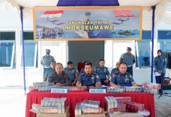 Danlanal Lhokseumawe Kolonel Laut (P) Andi Susanto saat konferensi pers