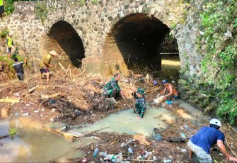 Pembersihan sampah di sungai wilayah desa binaan 