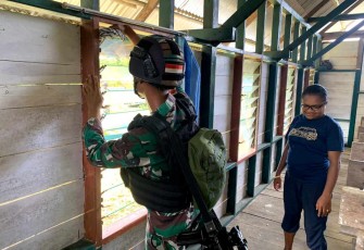 Bersihkan gereja masyarakat di kampung Towe Hitam