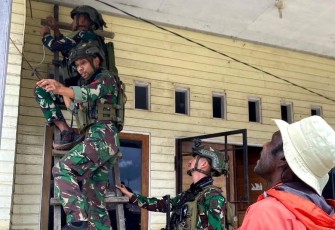 Pemasangan aliran listrik di rumah kepala kampung