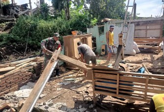 Bantu membongkar rumah warga desa binaan 
