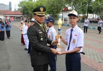 Dandim 0807/Tulungagung Letkol Czi Nooris Agus Rinanto saat memberikan piala siswa berprestasi 