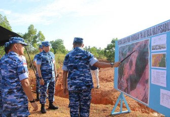 Pangkoopsud I Marsda TNI Mohammad Nurdin saat menerima pemaparan Danlanud RHF Tanjungpinang 
