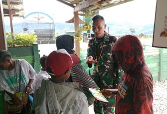 Bagikan bibit sayur mayur ke masyarakat 