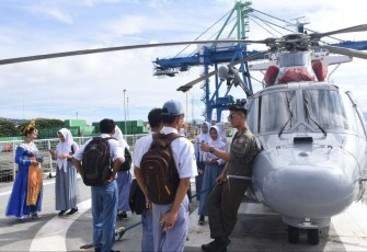 Open ship KRI Teluk Wondama-527 di pelabuhan Ahmad Yani Ternate 