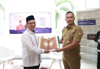 Plh Puspen Kemendagri Aang Witarsa Rofik menerima buku Moderasi Beragama di Jakarta 