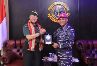 Danlantamal IX Ambon Brigjen TNI (Mar) Said Latuconsina saat menerima cenderamata 