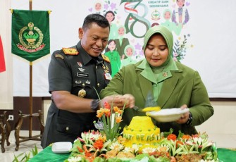 Danrem 121/Abw Brigjen TNI Luqman Arief saat potong tumpeng HUT Persit ke 78