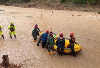 Evakuasi warga terdampak longsor di Kabupaten Luwu