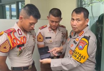 Kabid Humas Polda Jatim Kombes Dirmanto saat menunjukkan video viral 