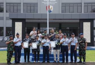 Danlanud Husein Sastranegara Kolonel Pnb Alfian foto bersama atlet binaan peraih medali Kejuaraan Drone Race Championship Kasal Cup 2024