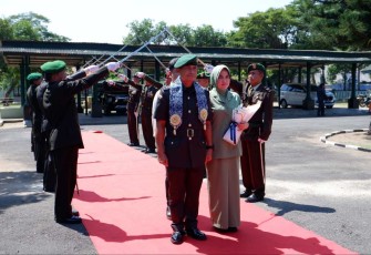 Tradisi pedang pora Kodim Pacitan 