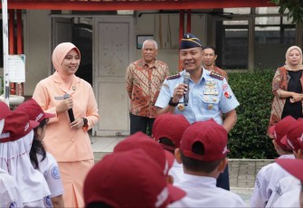 Danlanud Husein Sastranegara Kolonel Pnb Alfian saat mengunjungi SD Angkasa