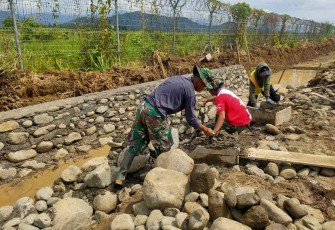 Pengerjaan saluran irigasi TMMD Kodim Palopo