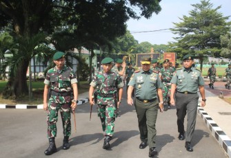 Danmenarmed 2 Kostrad Letkol Arm Siswo Budiarto saat mendampingi kunjungan kerja Pangdivif 2 Kostrad di Yonarmed 1 Ajusta Yudha, Malang, Rabu (15/5)
