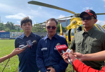 Kepala Pusat Data Informasi dan Komuniksi Kebencanaan BNPB Abdul Muhari ( kanan dengan kemeja hijau ) bersama Kepala Pusat Vulkanologi dan Mitigasi Bencana Geologi Hendra Gunawan (kiri dengan kemeja biru) dan Peneliti PVMBG Mamay Sumaryadi ( tengah dengan kemeja biru) saat memberikan keterangan pers usai melakukan pengamatan udara di wilayah terdampak bencana banjir lahar hujan dan tanah longsor di sekitar lereng Gunung Marapi, Jumat (17/5).