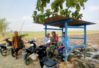 Komsos Babinsa bersama warga binaannya