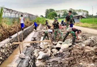 Pengerjaan saluran irigasi desa Pammesakang dalam sasaran fisik TMMD ke 120 Kodim 1403/Palopo
