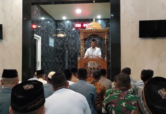 Pangdivif 2 Kostrad Mayjen TNI Anton Yuliantoro saat memberikan kultum usai sholat subuh berjamaah di masjid Baitul Muttaqin Menarmed 2 Kostrad, Selasa (21/5)