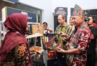 MenkopUKM Teten Masduki berdialog dengan pelaku UMKM 