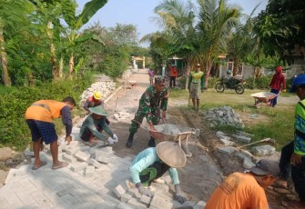 Pemasangan paving blok bersama warga binaan 