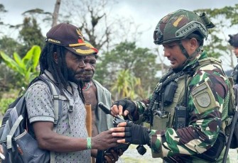Patroli Honai Ksatria Condromowo Berikan Bantuan Masyarakat Pedalaman Papua