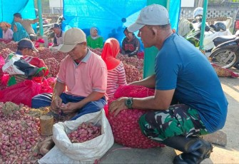 Danrem 081/DSJ Kolonel Inf H. Sugiyono bersama petani bawang merah di Nganjuk