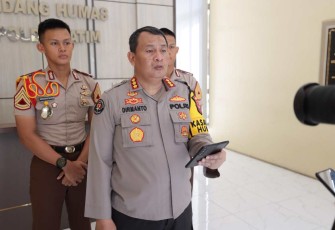 Kabid Humas Polda Jatim Kombes Dirmanto saat memberikan keterangan pers 