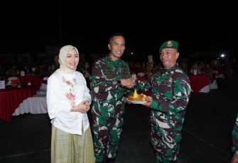 Pangdam IX Udayana Mayjen TNI Bambang Trisnohadi saat memberikan nasi tumpeng syukuran HUT ke 67 Kodam Udayana 