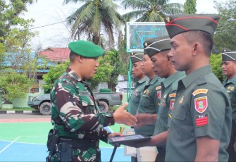 Dandim 1001/HSU-BLG Letkol Kav Gunantyo Ady Wiryawan saat korps raport pindah satuan anggotanya, Selasa (28/5)