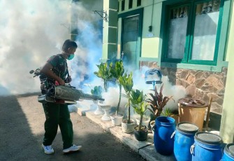 Fogging lingkungan asrama Menarmed 2 Kostrad, Rabu (29/5)