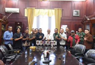 Sekda Kota Malang Erik Setyo Santoso bersama atlet Perbakin Kota Malang, Rabu (29/5)