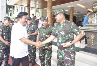 Pangkoarmada III Laksda TNI Hersan menyambut Menko Polhukam Hadi Tjahjanto 